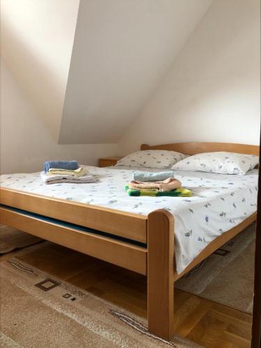 Llit o llits en una habitació de Apartmani Kris