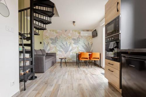 - un salon avec un canapé et une table avec des chaises orange dans l'établissement Maison la canote de l'Aa, à Gravelines