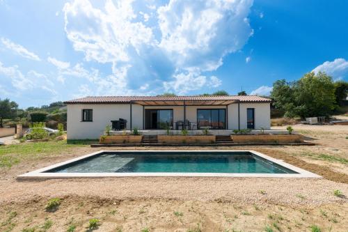 une maison avec une piscine devant dans l'établissement Les Lauriers Roses - Maison climatisée piscine, à Bessas
