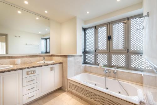 Ένα μπάνιο στο Pelicar 0-5 SEA VIEW 2B