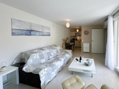 un salon avec un canapé et une table dans l'établissement PDA4 - 2 pièces avec terrasse, à Cannes