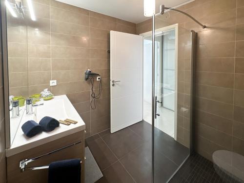 une salle de bain avec une douche, un lavabo et des toilettes dans l'établissement PDA4 - 2 pièces avec terrasse, à Cannes