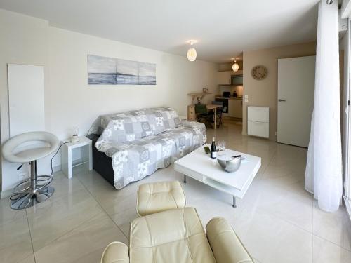 un salon avec un lit et une table dans l'établissement PDA4 - 2 pièces avec terrasse, à Cannes
