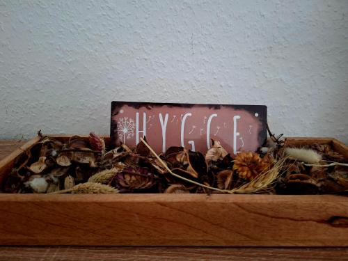 a wooden box filled with dried flowers and a sign at Hygge Apartment in Warstein