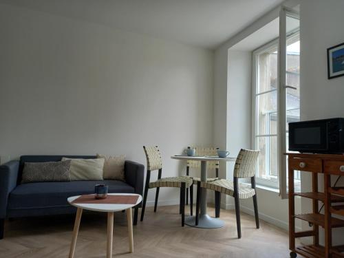 un salon avec un canapé et une table dans l'établissement Plat Gousset, à Granville