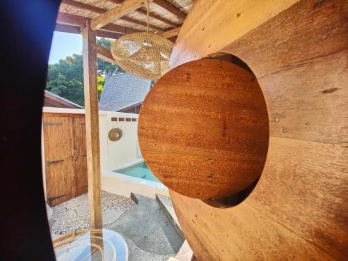 a wooden wall with a light hanging from it at Kaleydo Villas in Gili Trawangan