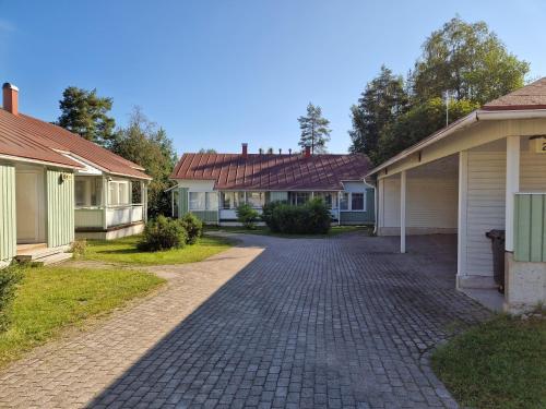 a cobblestone driveway in front of some houses at Kotareitti Apartments in Rovaniemi