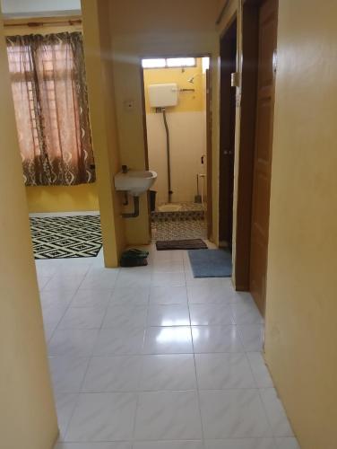 Ένα μπάνιο στο Impian Jaya Homestay