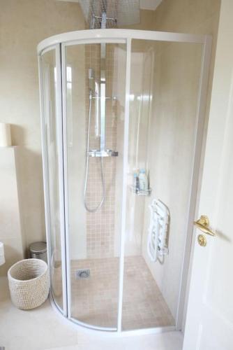 une douche avec une porte vitrée dans une salle de bain dans l'établissement Stunning private Villa with Pool in Antibes, à Antibes