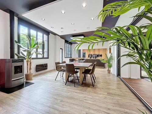 une salle à manger avec une table et des plantes dans l'établissement LOFT Terrasse avec SPA proche centre historique, à Montluçon