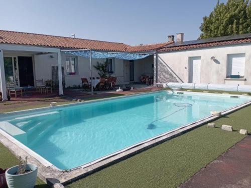ein Swimmingpool im Hinterhof eines Hauses in der Unterkunft Studio cosy avec jardin, La Jarrie, 23m², piscine partagée in La Jarrie