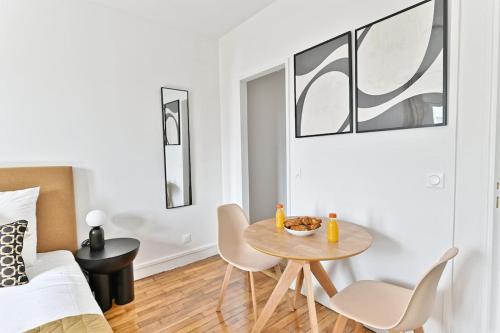 une chambre avec une table, des chaises et un lit dans l'établissement Studio spacieux et coloré - Montreuil, à Montreuil