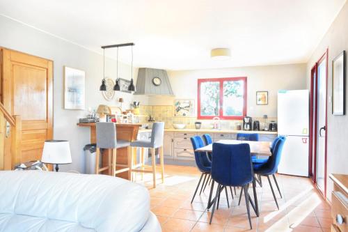 une cuisine et une salle à manger avec une table et des chaises dans l'établissement La Maison Merlin - Maison avec piscine Sénoville, à Senoville