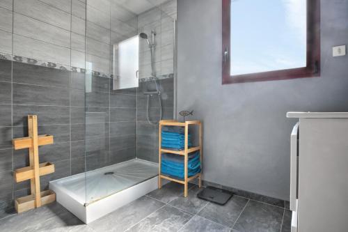 ein Badezimmer mit Dusche, Badewanne und Waschbecken in der Unterkunft La Maison Merlin - Maison avec piscine Sénoville in Senoville