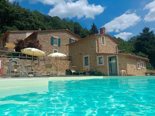 Bazén v ubytování B&B Podere Camaiano nebo v jeho okolí