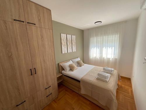 Ένα ή περισσότερα κρεβάτια σε δωμάτιο στο Apartmani Acros