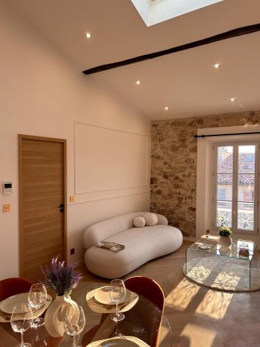une chambre avec un lit au milieu d'une pièce dans l'établissement Luxueux duplex au coeur du Vieil Antibes, à Antibes