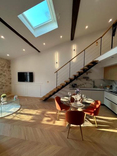 - un salon avec une table à manger et une lucarne dans l'établissement Luxueux duplex au coeur du Vieil Antibes, à Antibes