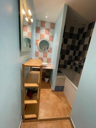 une petite salle de bain avec un lavabo et un miroir dans l'établissement Les jardins de Veronique Marie, à Mèze