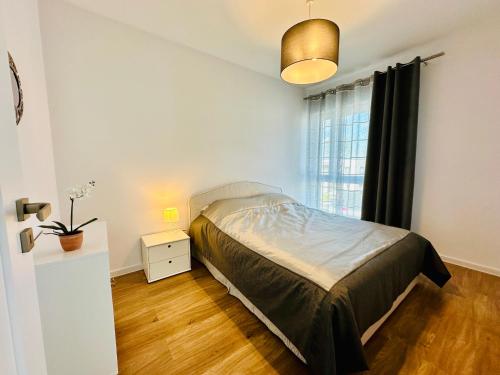 Ένα ή περισσότερα κρεβάτια σε δωμάτιο στο Apartament Lidia - osiedle monitorowane, prywatne miejsce parkingowe