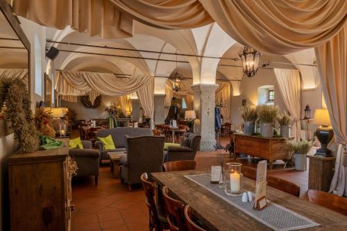 Un restaurante u otro lugar para comer en Pałac Łomnica - Karkonosze / Riesengebirge