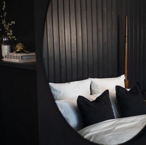 una camera da letto con un letto con lenzuola e cuscini bianchi di Willow Cottage a Dromara