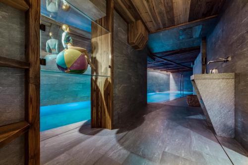 une chambre avec une piscine dans une maison dans l'établissement Chalet Orso - Val d'Isère - 13 pers - 520m2, à Val dʼIsère