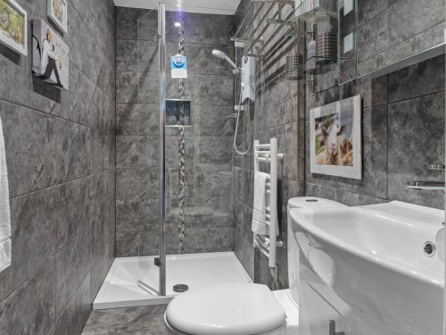 Ένα μπάνιο στο Beautiful Detached Property Hot Tub Sauna Pass The Keys