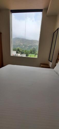Una cama o camas en una habitación de Hotel Hallmark