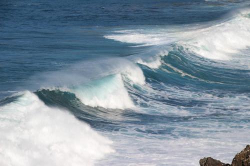 a large wave in the ocean on a beach at Meine Fischerhütte in Börgerende-Rethwisch