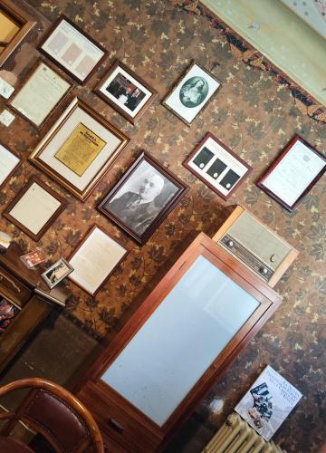 a bunch of pictures on the floor of a room at La Sartoria - Abitare la storia in Grottazzolina