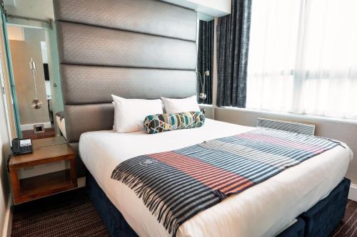 Postel nebo postele na pokoji v ubytování Sandman Signature Newcastle Hotel