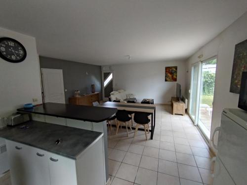 une cuisine avec un comptoir, une table et des chaises dans l'établissement Eysines 4ch jardin, à Eysines