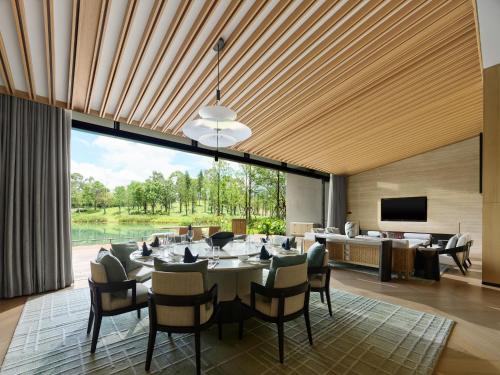 TV a/nebo společenská místnost v ubytování Banyan Tree Dongguan Songshan Lake