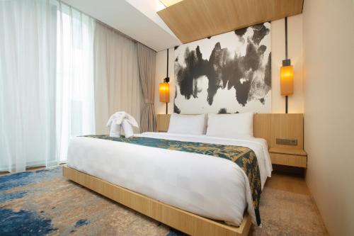 Postel nebo postele na pokoji v ubytování Louis Kienne Cikarang Hotel & Service Apartment