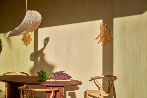 un tavolo con due sedie e un tavolo con delle farfalle di Pirate House Sea front Private Pool Garden Funchal a Funchal