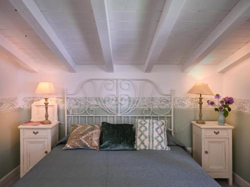 a bedroom with a bed with two night stands and two lamps at casa mileti in Vercurago