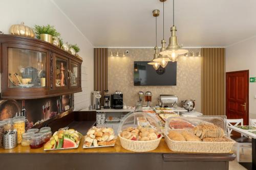 Willa Karmazynowa Przystań في مينزفوجة: مطبخ مع كونتر مع خبز وسلات طعام