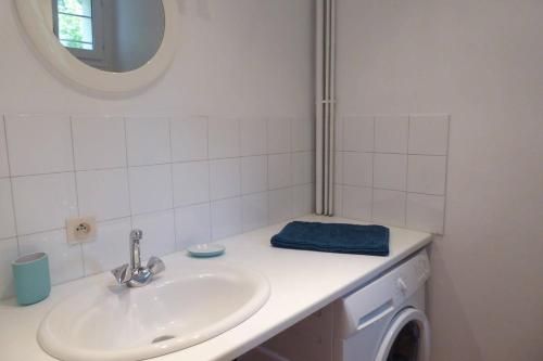 une salle de bain avec un lavabo et une machine à laver dans l'établissement REF 015 Golfe du Morbihan - Kerners -Maison mitoyenne 3 couchages, à Arzon