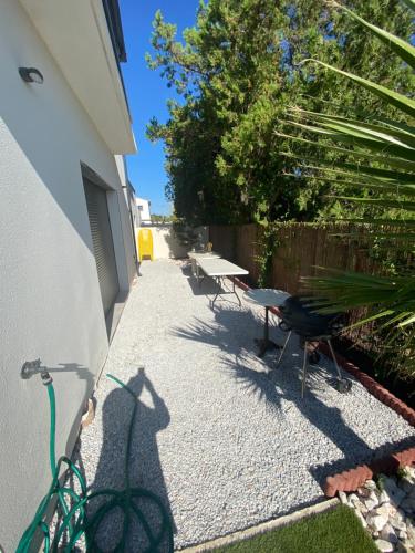 Photo de la galerie de l'établissement Villa avec piscine, à Pomérols