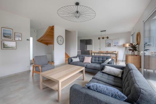un salon avec deux canapés et une table dans l'établissement à 700m du port de Piriac, maison neuve pour 7, à Piriac-sur-Mer