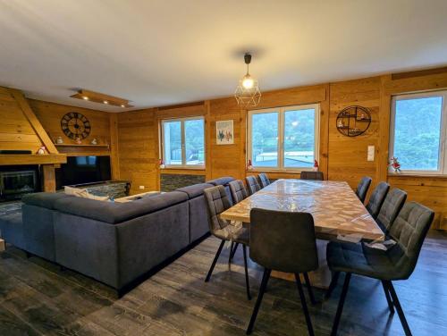 un salon avec un canapé, une table et des chaises dans l'établissement Maison Gite Le Bressaud, à La Bresse