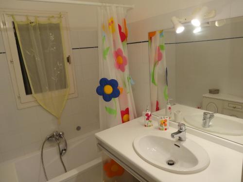 une salle de bain avec un lavabo et un rideau de douche dans l'établissement Villa st maxime, à Sainte-Maxime