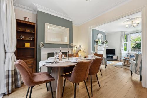 a dining room with a table and chairs at 2-Bedroom Stunning, Chic, Spacious & Stylish Retreat, Central Winchester, Free On-Street Parking, Sleeps 6, Pet-Friendly - by Blue Puffin Stays in Winchester