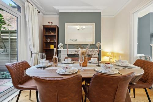 a dining room with a table and chairs at 2-Bedroom Stunning, Chic, Spacious & Stylish Retreat, Central Winchester, Free On-Street Parking, Sleeps 6, Pet-Friendly - by Blue Puffin Stays in Winchester