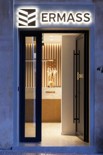 Ermass Modern Living Apartmentsに飾ってある許可証、賞状、看板またはその他の書類