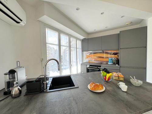 une cuisine avec un comptoir avec un bol de fruits dessus dans l'établissement Studio confortable proche mer deb1890, à Cannes