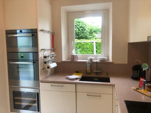 Una cocina o zona de cocina en Ascona: Villa Rotundo