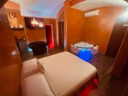 En eller flere senge i et værelse på Suites Moya 1 - SPA in Camera