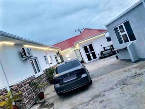 a black car parked in front of a house at Skenyo Hotel & Apartments in Ketti